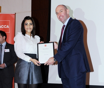 Anam Sami receives her recognition award from Stuart Dunlop, the Head of ACCA Middle East