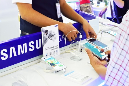 Phablets — an oversized smartphone that’s part cell phone, part tablet — will outsell tablets by $25 billion in 2014, according to Deloitte’s new survey.